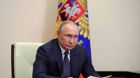 Le président russe Vladimir Poutine préside une réunion en visioconférence, le 31 mars 2022.