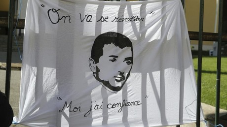 Banderole à la mémoire d'Yvan Colonna déposée devant la préfecture d'Ajaccio le 3 avril (image d'illustration).