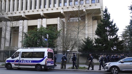 Des policiers se déploient devant l'ambassade de Russie à Paris, lors d'une manifestation, le 22 février 2022 (image d'illustration).