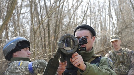 Des soldats ukrainiens s'entraînent au maniement d'un lance-roquettes de fabrication suédoise (image d'illustration).