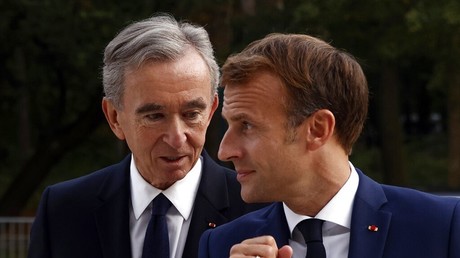 Bernard Arnault, PDG de LVMH, aux côtés d'Emmanuel Macron en septembre 2021 (image d'illustration).
