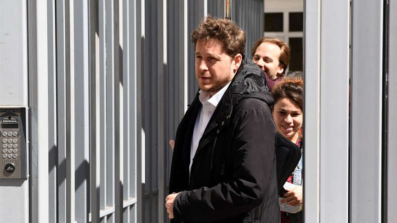 Julien Bayou se rendant aux quartiers de La France insoumise à Paris pour négocier un accord en vue des législatives