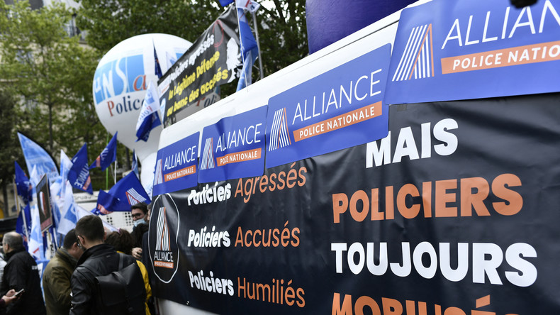 Des syndicats de police manifestent à Paris le 2 mai 2022 pour protester contre la mise en examen pour « homicide volontaire » d'un de leur collègue.