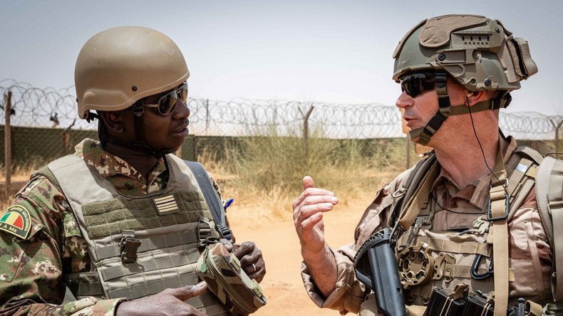 Un soldat français de l'opération Barkhane parlant avec un militaire malien (image d'illustration du 4 avril 2022).