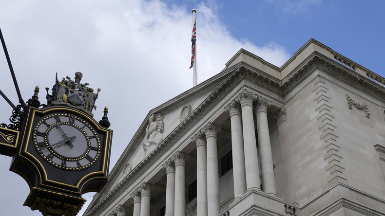 La Banque d'Angleterre porte son taux au plus haut en 13 ans et prévoit forte inflation et récession