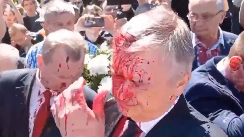 L'ambassadeur de Russie en Pologne arrosé d'une substance rouge (VIDEO)