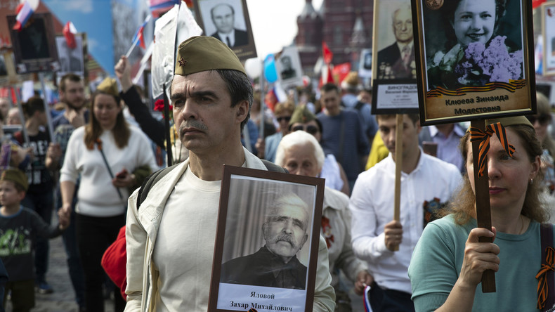 Russie : marche du Régiment des immortels à Moscou