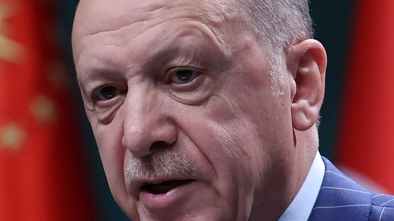 Le président turc Recep Tayyip Erdogan s'exprime lors d'une conférence de presse après une réunion du cabinet au complexe présidentiel à Ankara, le 9 mai 2022.