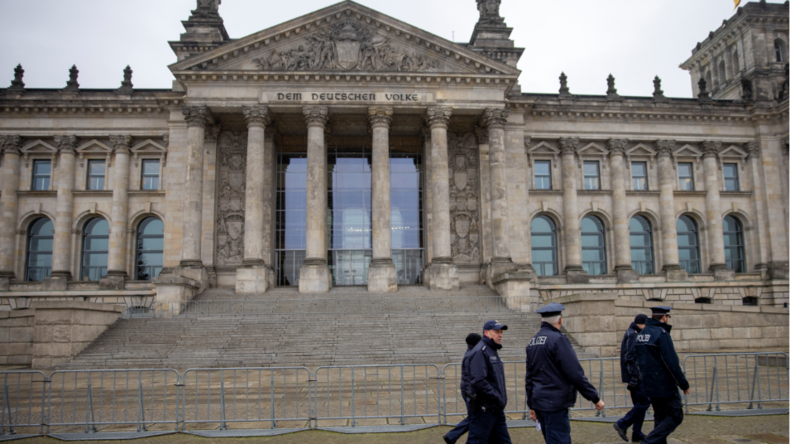 Des policiers allemands devant le Bundestag, à Berlin, le 7 janvier 2021 (image d'illustration).