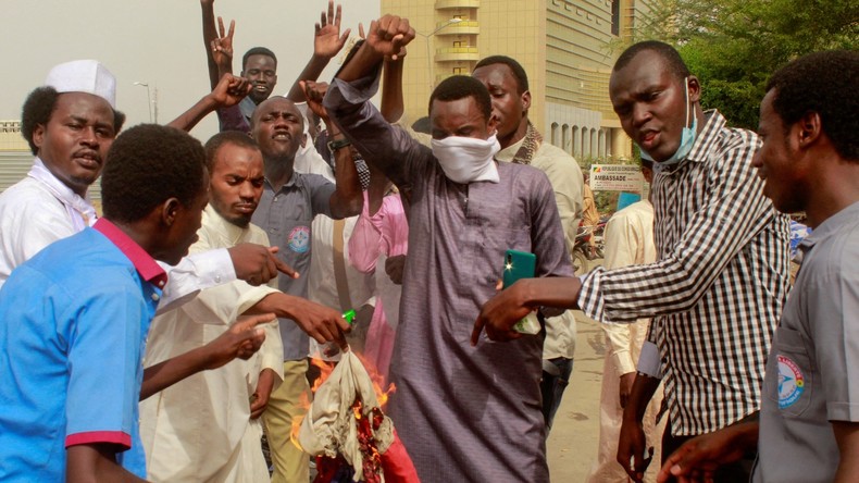 Des manifestants brûlent un drapeau français lors d'une manifestation anti-française à N'Djamena le 14 mai 2022