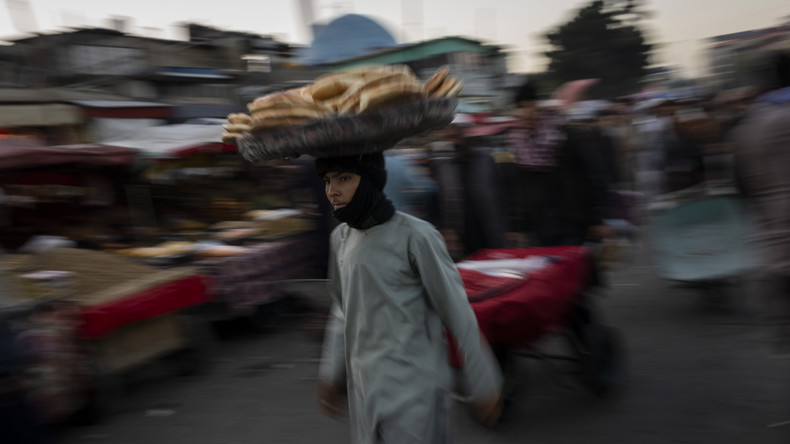 Un vendeur de pain traverse un marché dans la vieille ville de Kaboul (image d'illustration).
