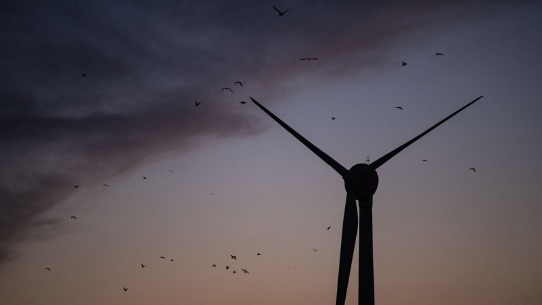 Une photo prise le 14 mars 2022 montre une éolienne à Boulogne-sur-Mer.