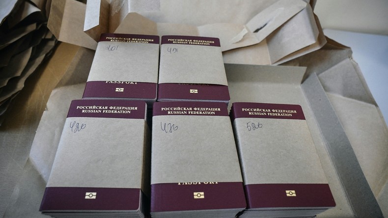 Des passeports russes vierges sont vus dans une usine Goznak à Moscou, le 11 juillet 2019.