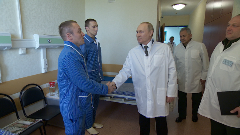 Russie : Poutine rend visite à des soldats russes blessés lors de l'opération en Ukraine (VIDEO)