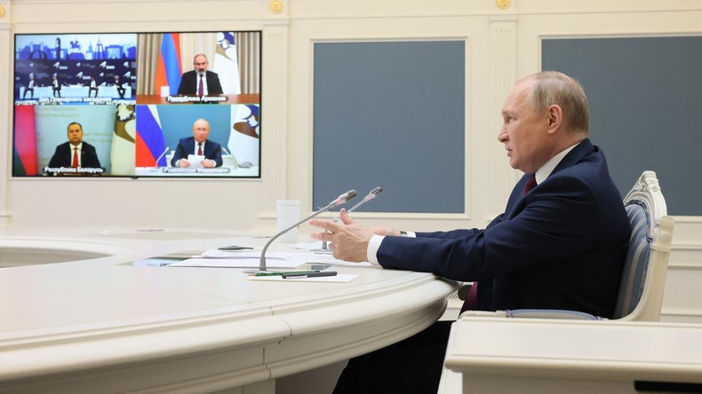 Le président russe Vladimir Poutine participe au forum économique eurasiatique à Bichkek, le 26 mai 2022.