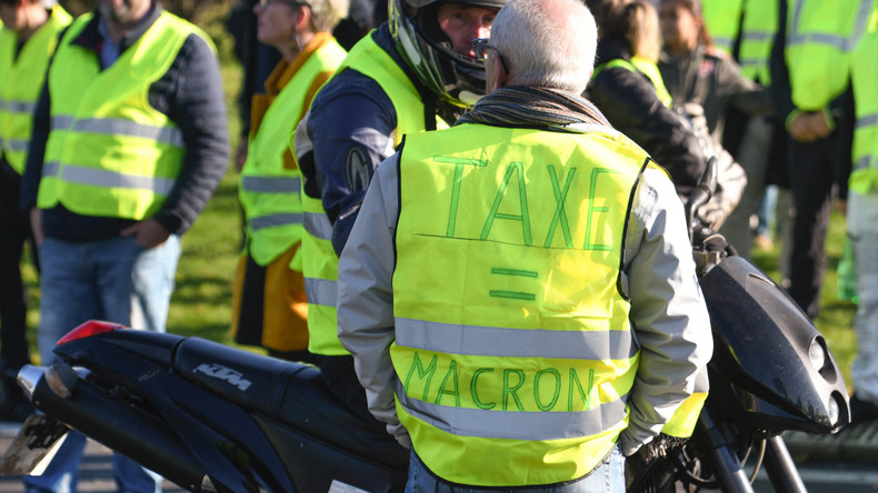 Manifestation de Gilets jaunes, le 17 novembre 2018 à Brest, dans l'ouest de la France.