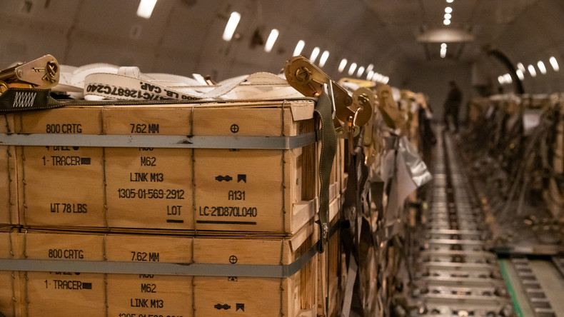 Des palettes de munitions, d'armes et d'autres équipements à destination de l'Ukraine chargées dans un avion américain, en janvier 2022 (image d'illustration).