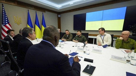 Le secrétaire américain à la Défense Lloyd Austin et le secrétaire d'Etat Anthony Blinken lors d'une rencontre avec le président ukrainien Volodymyr Zelensky à Kiev, le 24 avril 2022 (image d'illustration).