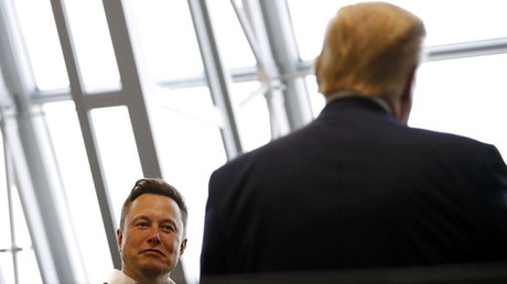 Elon Musk et Donald Trump au centre de commandement de SpaceX, en mars 2020 (image d'illustration).