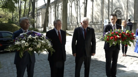 Dépôt de gerbes de fleurs devant le monument honorant les Soviétiques morts aux côtés des Résistants français, le 6 mai 2022 au cimetière parisien du Père-Lachaise.