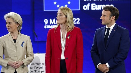 La présidente de la Commission européenne Ursula von der Leyen, la présidente du Parlement européen Roberta Metsola et le président français Emmanuel Macron (image d'illustration).