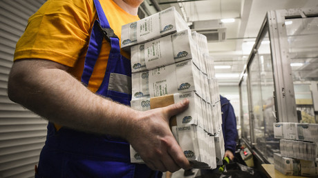 Un ouvrier transporte des paquets de billets de 1000 roubles dans une usine de Goznak à Moscou le 11 juillet 2019 (illustration).