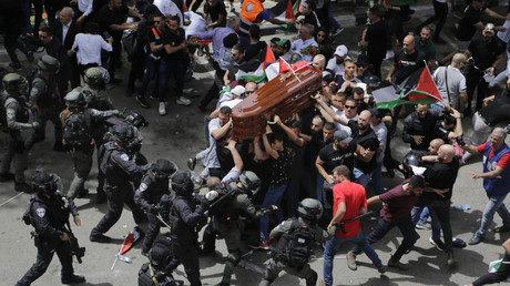La police israélienne charge des personnes autour du cercueil de Shireen Abu Akleh, journaliste chevronnée d'Al Jazeera, lors de ses funérailles à Jérusalem-Est, le 13 mai 2022 (image d'illustration).
