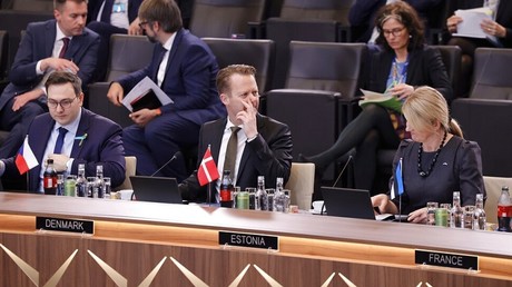 Le ministre danois des Affaires étrangères, Jeppe Kofod, échange avec son homologue estonienne lors d'un sommet de l'OTAN en avril 2022 (image d'illustration).