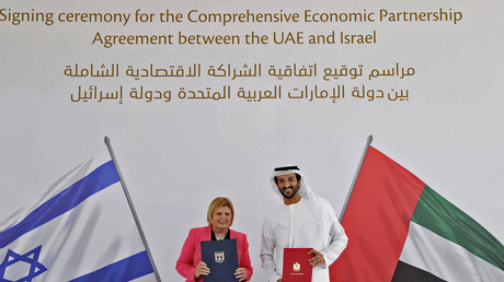 Les ministres de l'économie d'Israël et des Emirats arabes unis Orna Barbivai et Abdulla bin Touq al-Marri posent pour une photo lors de la signature le 31 mai à Dubaï de l'accord de libre-échange liant désormais les deux pays