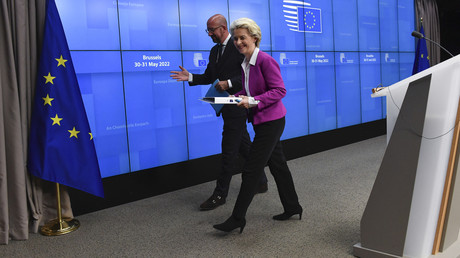 La présidente de la Commission européenne Ursula von der Leyen et le président du Conseil européen Charles Michel après une conférence de presse lors d'une réunion du Conseil européen à Bruxelles le 31 mai 2022 (illustration).