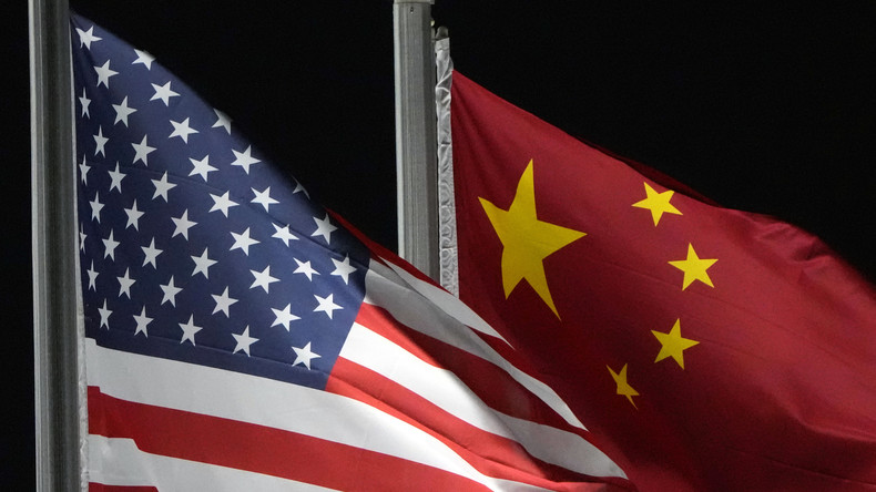 Les drapeaux américain et chinois flottent au Genting Snow Park avant les Jeux olympiques d'hiver de 2022, le 2 février 2022, à Zhangjiakou, en Chine (image d'illustration).