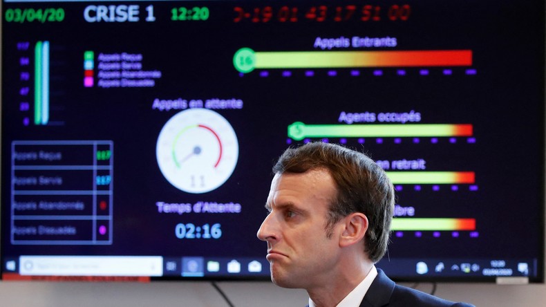 Emmanuel Macron en visite au Centre de crise et de soutien du ministère français des Affaires étrangères, au Quai D'Orsay, à Paris, le 3 avril 2020 (image d'illustration).