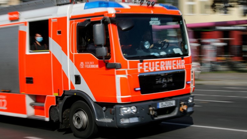 Les sapeurs-pompiers et la police allemande sont intervenus après le déraillement d'un train en Bavière, le 3 juin 2022