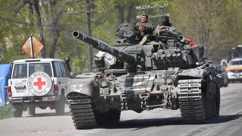 Un char russe T-72 dans le village de Bezimennoe, devant un véhicule de la Croix Rouge internationale pour évacuer des civils de Marioupol, le 6 mai 2022 (image d'illustration).