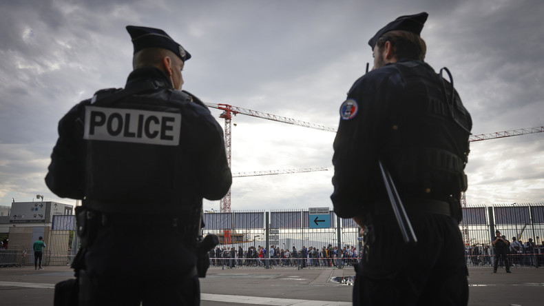 Des policiers montent la garde le 3 juin aux abords du Stade de France à Saint Denis (image d'illustration).