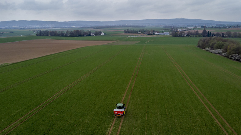 Un agriculteur fertilise un champ dans la banlieue de Francfort, en Allemagne, le lundi 4 avril 2022 (image d'illustration).