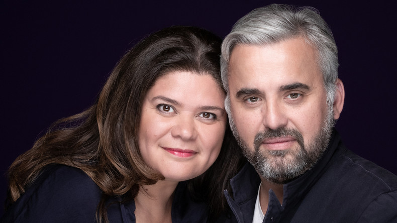 Raquel Garrido et Alexis Corbiere posent lors d'une séance photo à Paris, le 24 mai 2022 (image d'illustration).