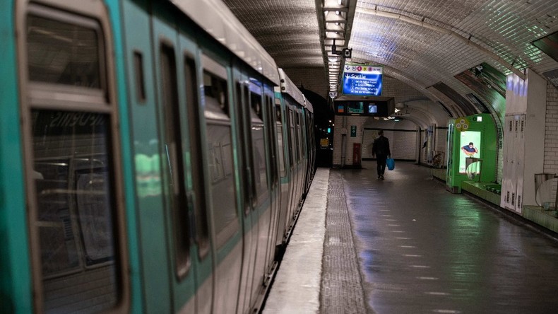 «Devoir citoyen» : la ministre de la Santé préconise le retour du masque dans les transports