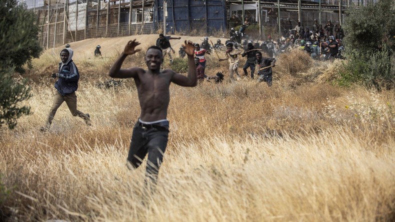 Des centaines de migrants ont pris d'assaut le poste frontière entre le Maroc et l'enclave espagnole de Melilla