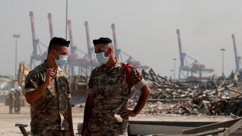 Des membres de l'armée libanaise discutent entre eux sur le site endommagé par l'explosion massive dans la zone portuaire de Beyrouth, à Beyrouth, le 31 août 2020