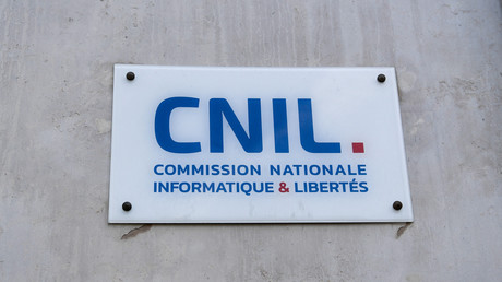 Logo de la Commission nationale de l'informatique et des libertés (CNIL), devant le siège de la CNIL à Paris (image d'illustration).