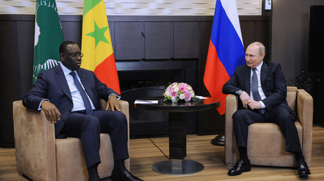 Le président sénégalais et président de l'Union africaine (UA) Macky Sall rencontre le président russe Vladimir Poutine à Sotchi le 3 juin 2022 (image d'illustration).