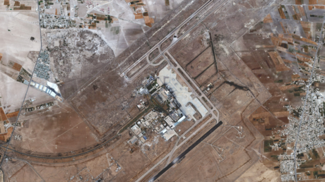 Image satellite publiée par Maxar Technologies montrant les dommages causés aux pistes de l'aéroport international de Damas, dans la banlieue sud-est de la capitale syrienne, le 10 juin 2022.