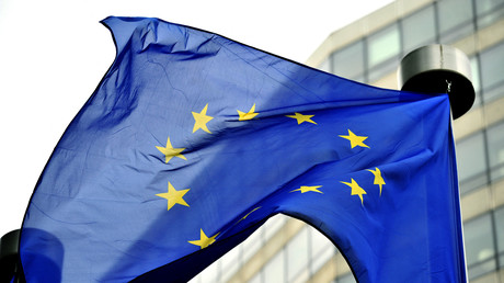 Un drapeau européen flotte à l'entrée de la Commission européenne à Bruxelles (image d'illustration).