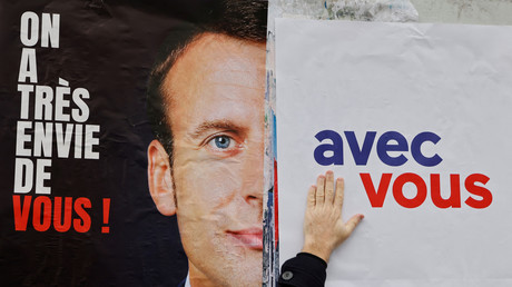 Des sympathisants de LREM et des Jeunes avec Macron (JAM) collent des affiches avant l'élection présidentielle française, à Issy-les-Moulineaux, le 18 février 2022 (image d'illustration).