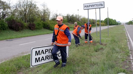 Des employés municipaux changent le panneau de Marioupol après sa prise par l'armée russe et ses alliés de la République autoproclamée de Donetsk (image d'illustration).