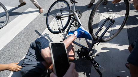 Le président américain Joe Biden chute de son vélo devant des passants, le 18 juin.