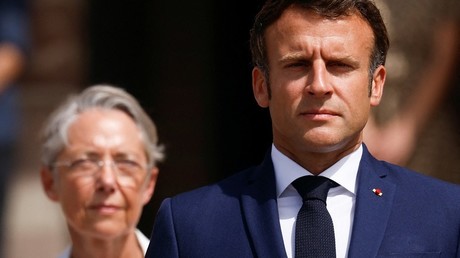 Elisabeth Borne et Emmanuel Macron lors de la commémoration de l'appel du 18 juin (image d'illustration).