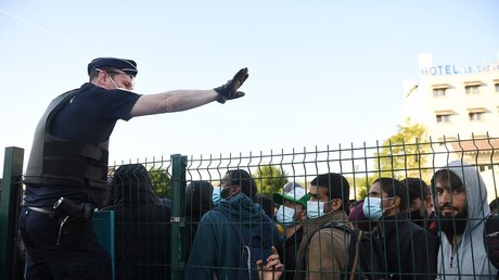 Un policier donne des instructions lors de l'évacuation d'un camp de migrants, le 11 mai 2022 (image d'illustration).