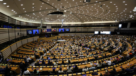 Les eurodéputés valident massivement le prolongement d’un an du «certificat covid numérique de l’UE»